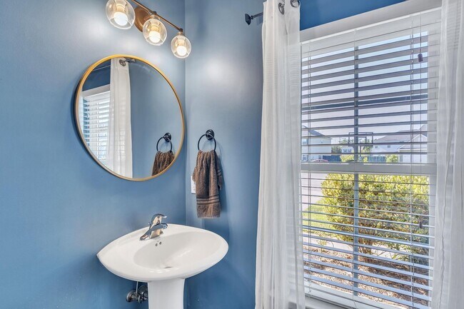 Building Photo - 4 Bed/2.5 Bath in Richmond Hill!