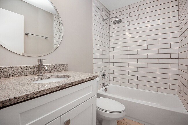 Foto del edificio - Modern NoDa Duplex Available Today!