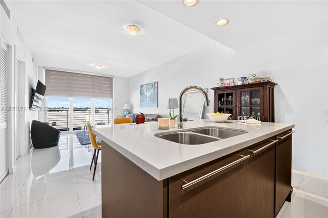 Foto del edificio - 7875 NW 107th Ave