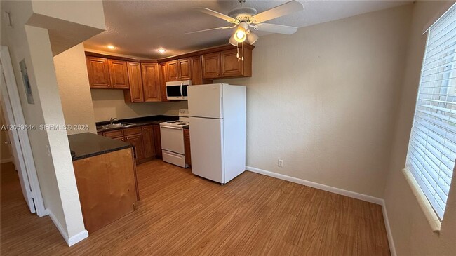Building Photo - 1310 NE 14th Ave