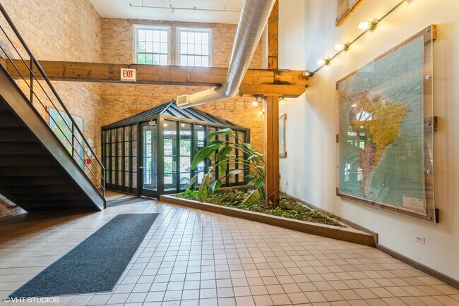 Building Photo - 5235 N Ravenswood Ave
