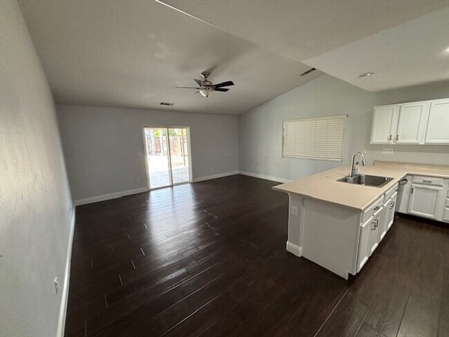 Foto del edificio - Clean 3 Bedroom / 2 Bathroom Home in Rosed...