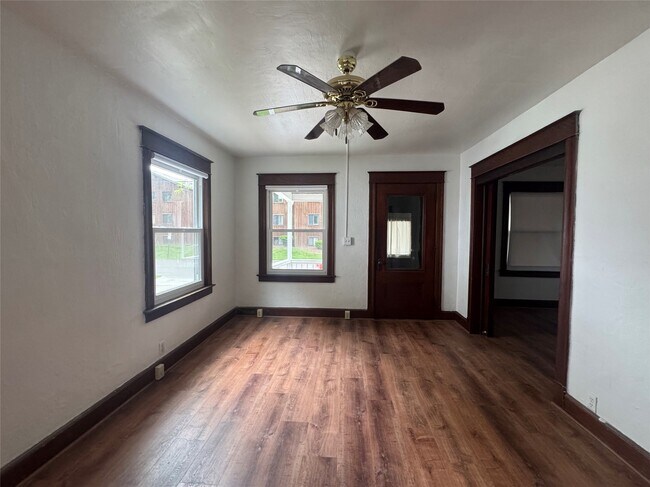 Foto del edificio - 308 Mersereau Ave