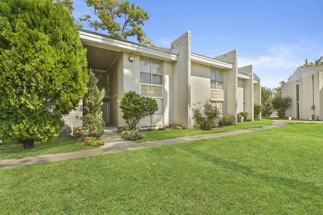 Building Photo - 1950 Spenwick Dr