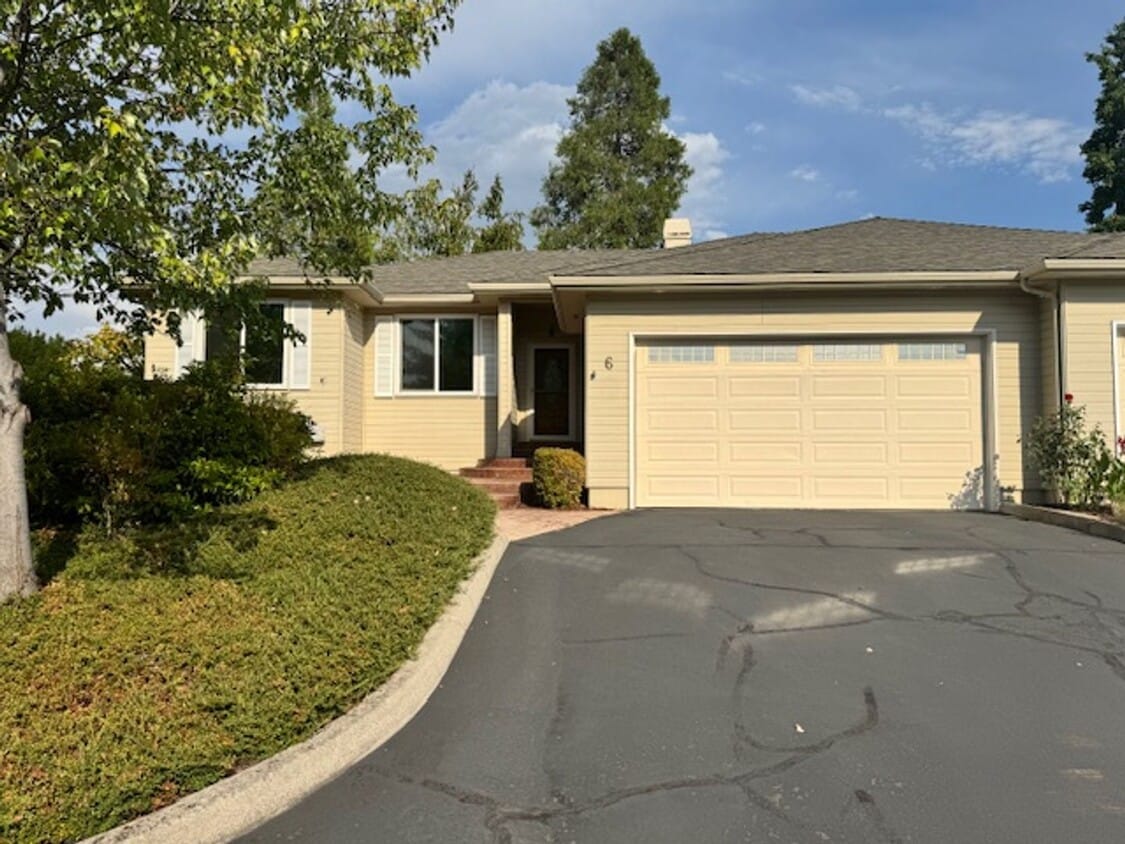 Foto principal - LONE PINE CREEK ESTATES IN GATED COMMUNITY...