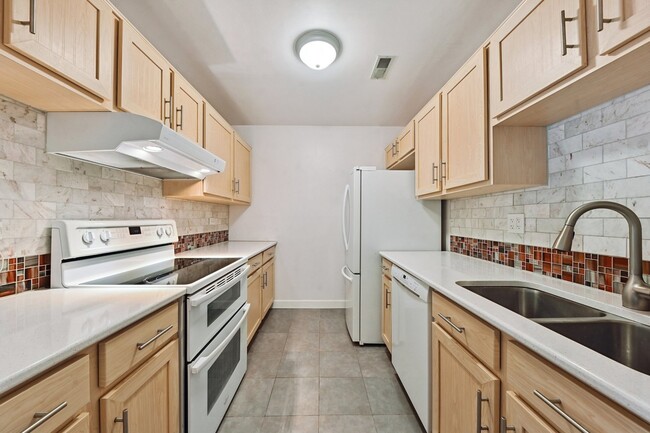 Building Photo - 1426 Stonebridge Cir