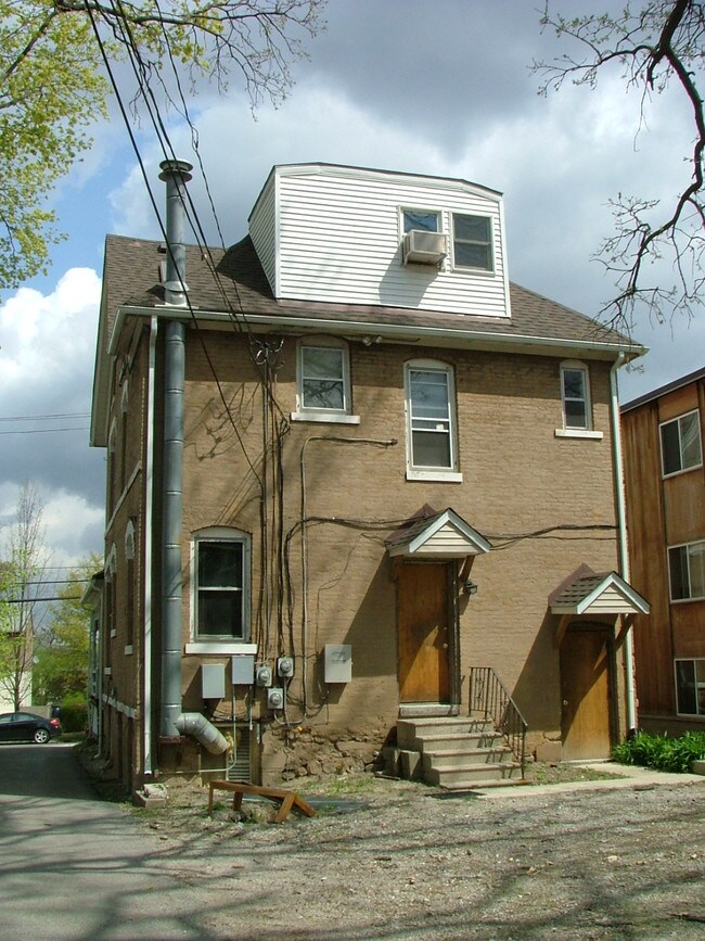 Building Photo - 418-426 E Kingsley St