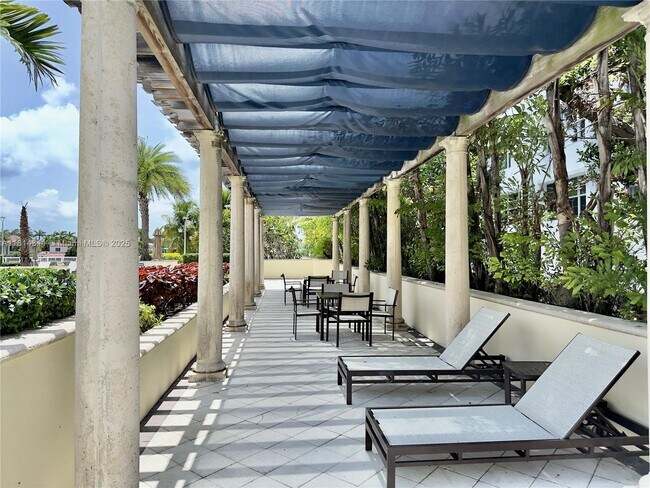 Foto del edificio - 5600 Collins Ave