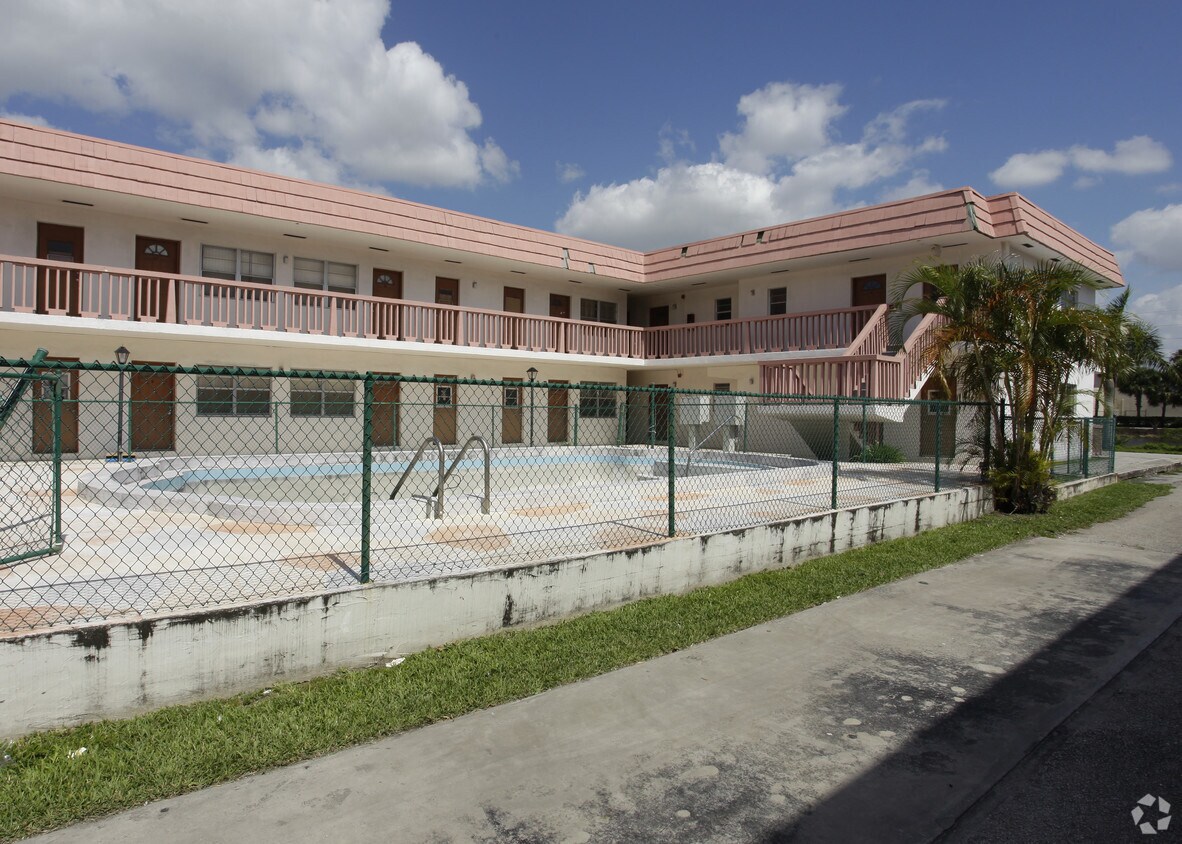 Building Photo - Superior Arms Apartments