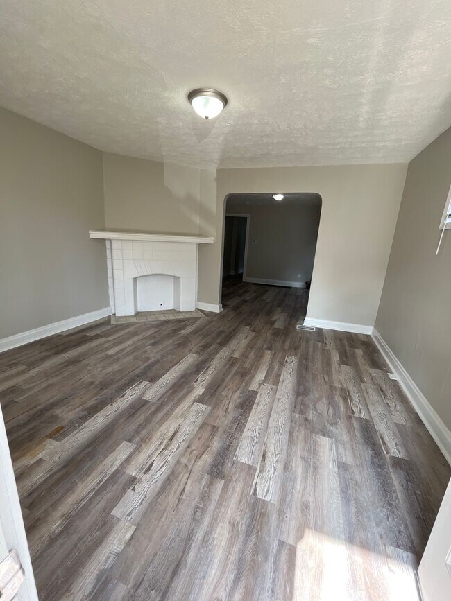 Building Photo - 3 bedroom 1 bathroom duplex
