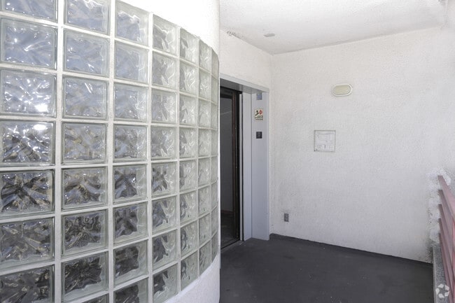 Interior Photo - Miracle Mile Apartments