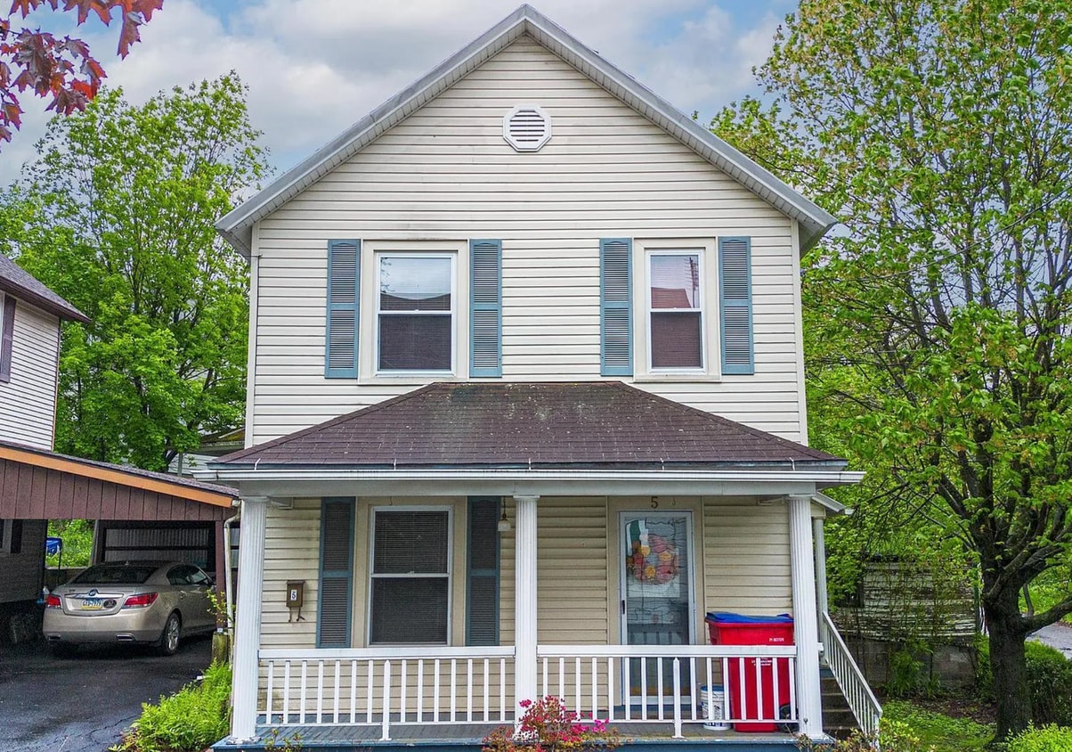Primary Photo - Large Newly Renovated 3 Bed/1 Bath Single ...