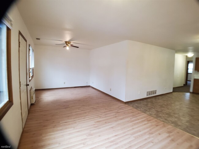 Foto del edificio - 3 br, 1 bath House - 230 East New York Street