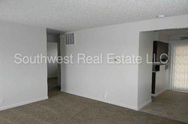 Building Photo - 104 Skyline Dr