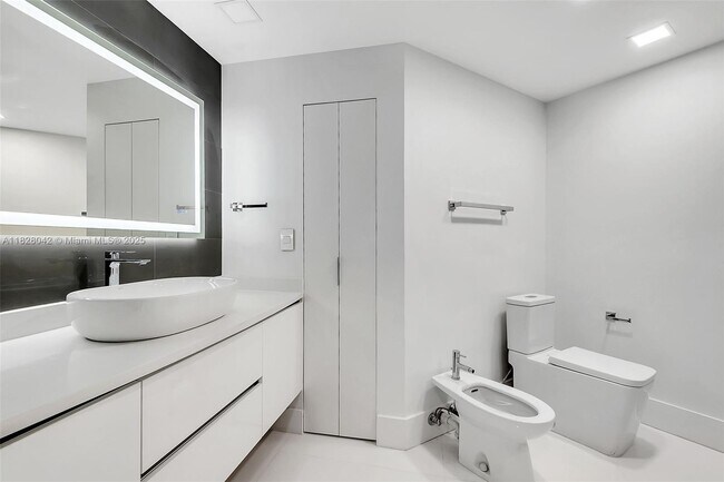 Building Photo - 888 Brickell Key Dr