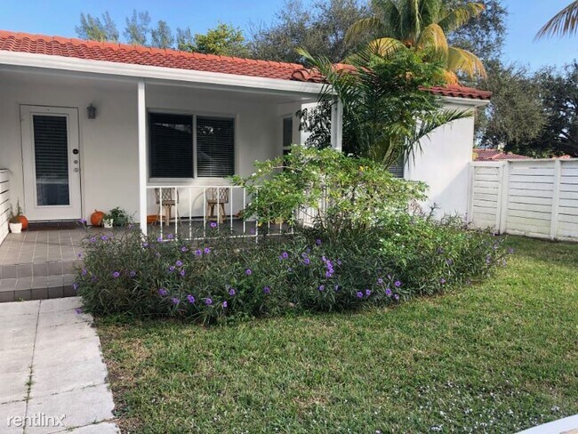 Building Photo - 1029 NE 113th St