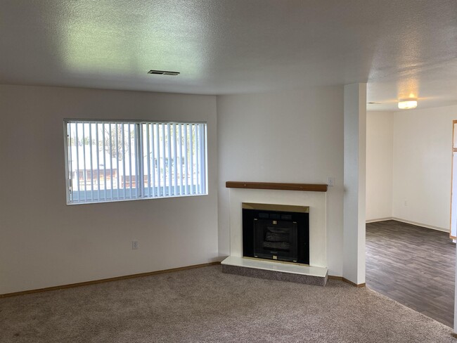 Building Photo - 1710 S Eagleson Rd