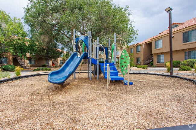 Patio de juegos - Cinnamon Tree Apartments