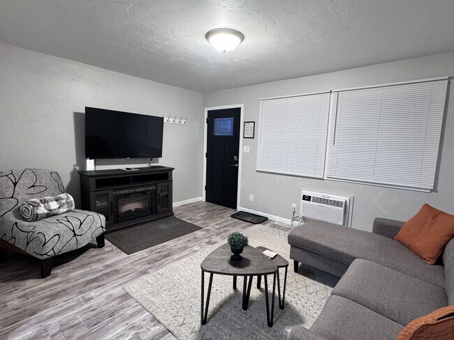 Building Photo - 915 W Whittier Dr
