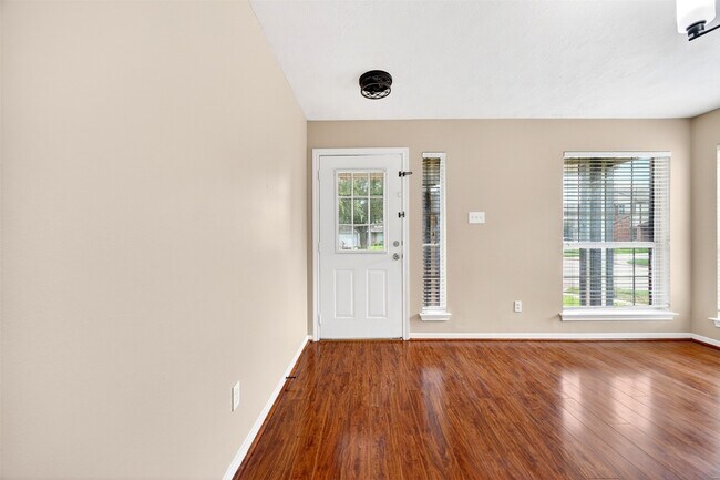 Foto del edificio - 15014 Middle Oaks Blvd