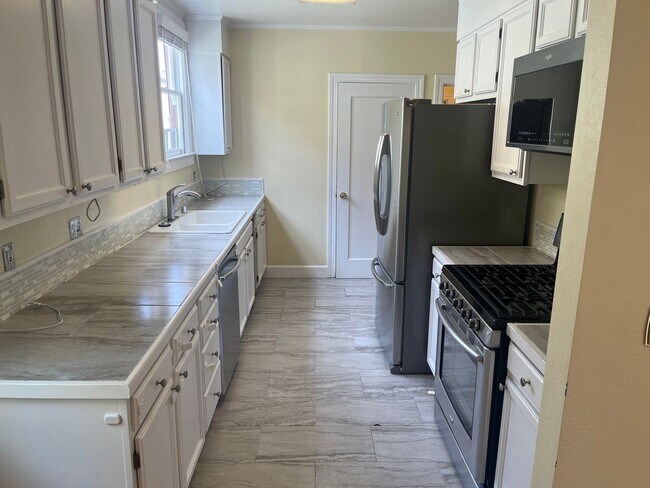 Building Photo - Large 3 Bedroom 3 Bath House**Yard**Washer...