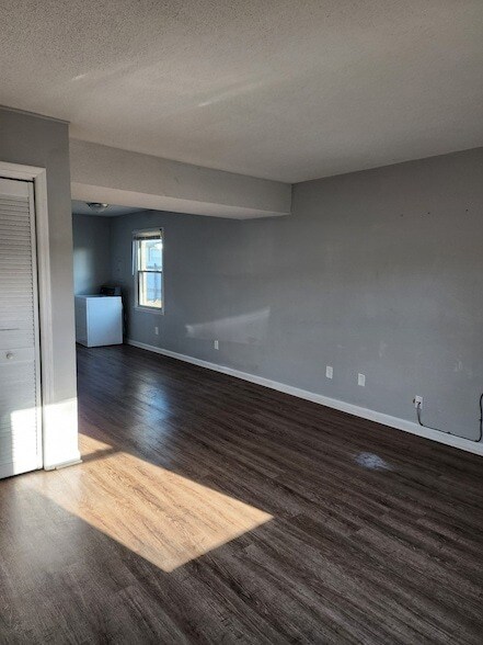 Building Photo - 105 Helen St