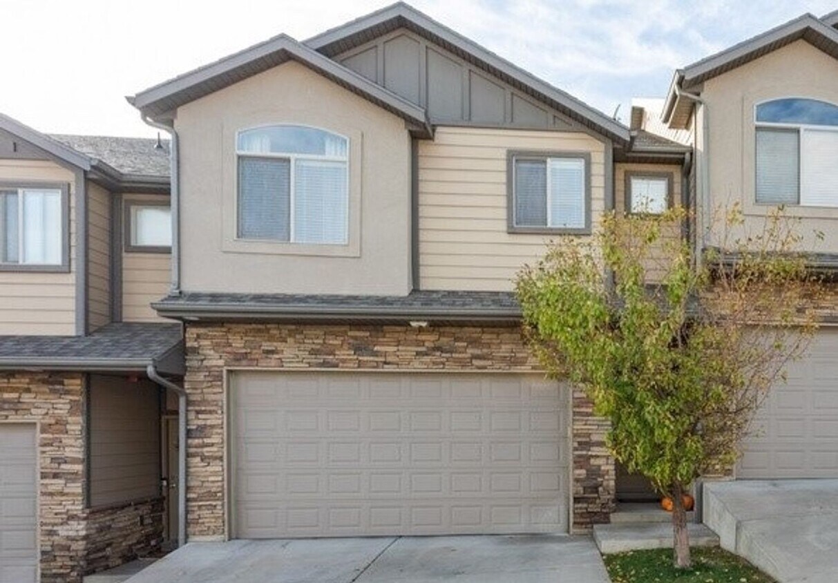 Foto principal - 3 bdrm 2 1/2 bth TownHome 2 Car Garage-Dog...