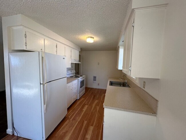 Building Photo - Nice 2 bedroom unit of a duplex with a car...