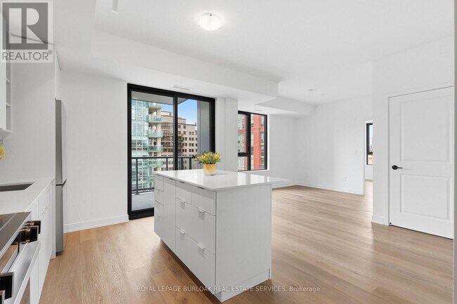 Photo du bâtiment - 2075 Lakeshore Rd.