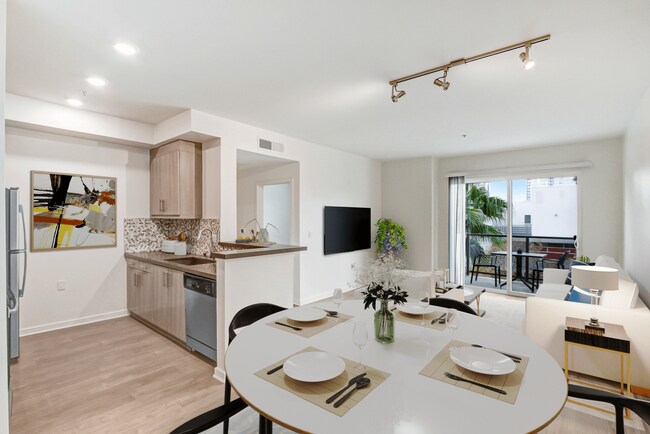 Building Photo - Vues on Gordon