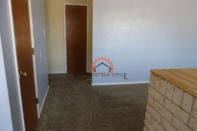 Building Photo - Spacious 3 bedrooms 2 bath family home.