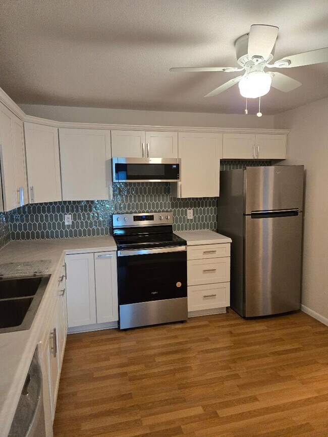 Cocina - vista desde la sala de estar - 2076 Chateau Ct