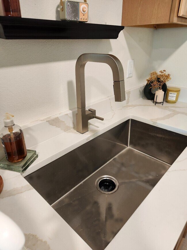 West 7th Cuarzo y accesorios modernos - West 7th Apartments