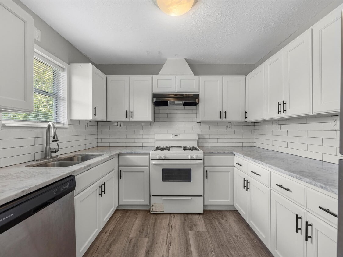 Primary Photo - 212 N Shady Oaks St