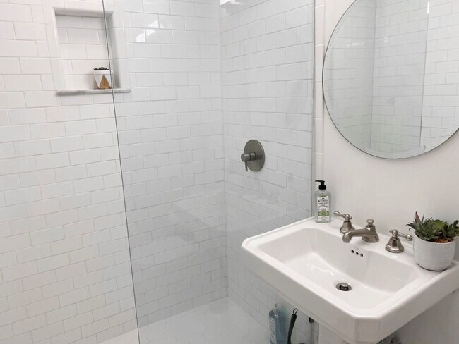 Building Photo - 1001 Hatch St