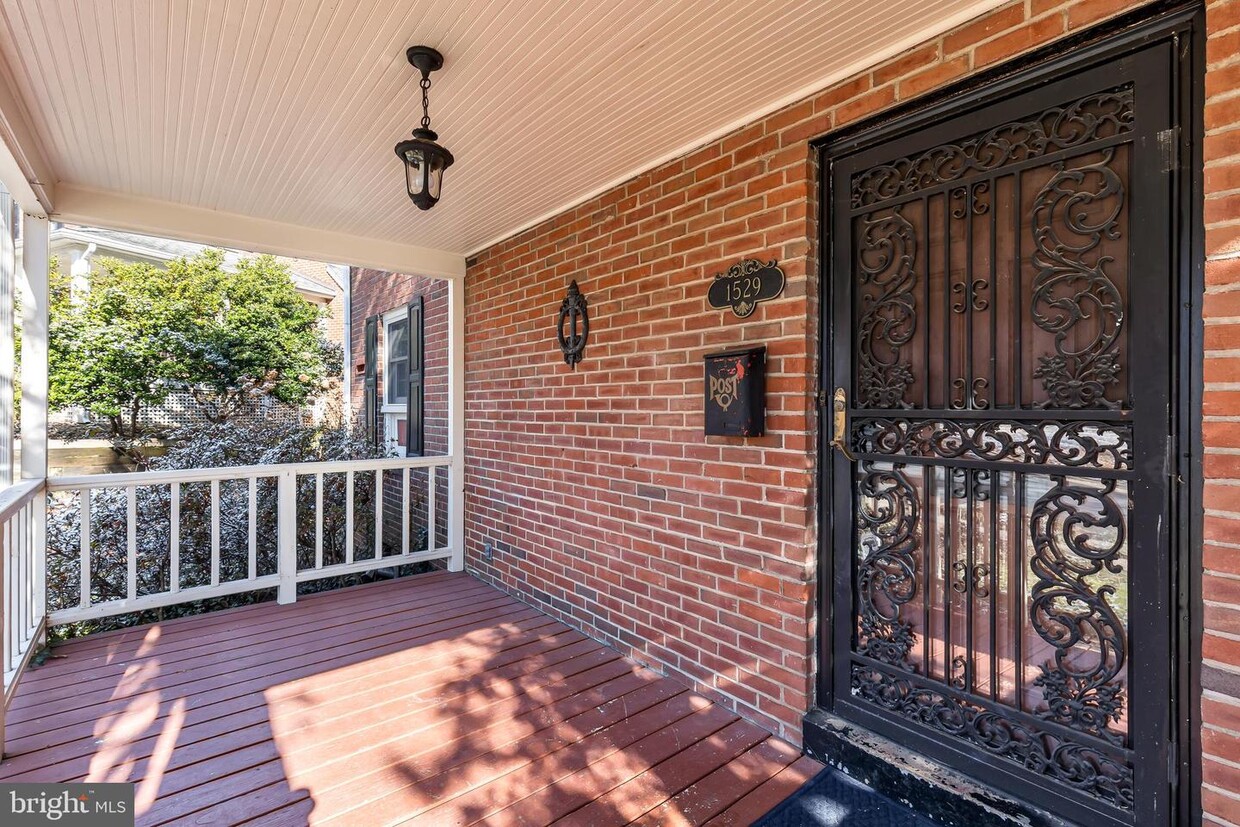 Primary Photo - 1529 N Kenilworth St