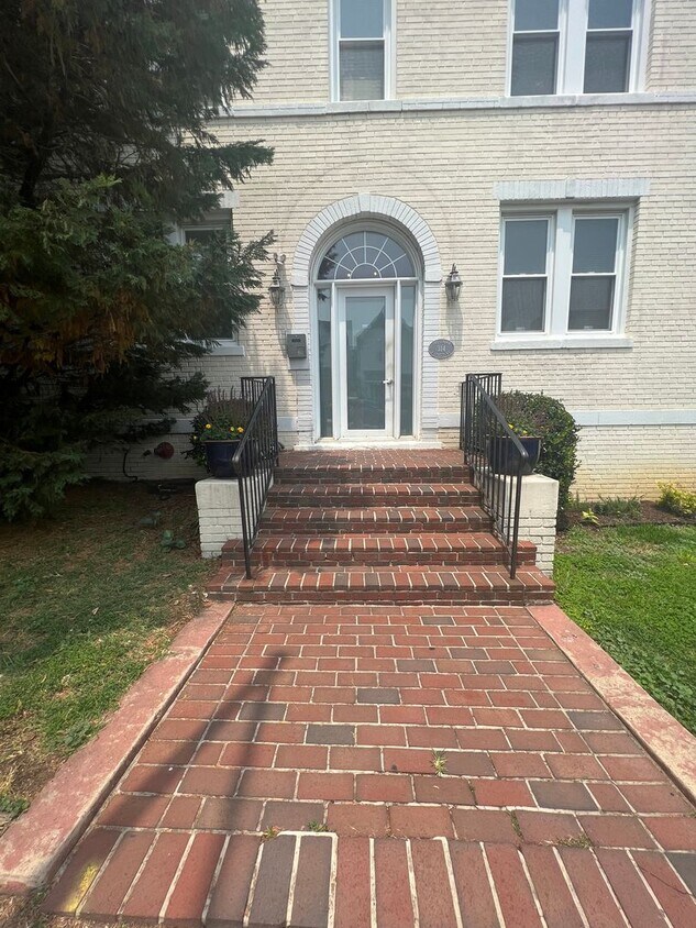 Foto principal - Charming 1-Bedroom in Eckington, DC – Prim...
