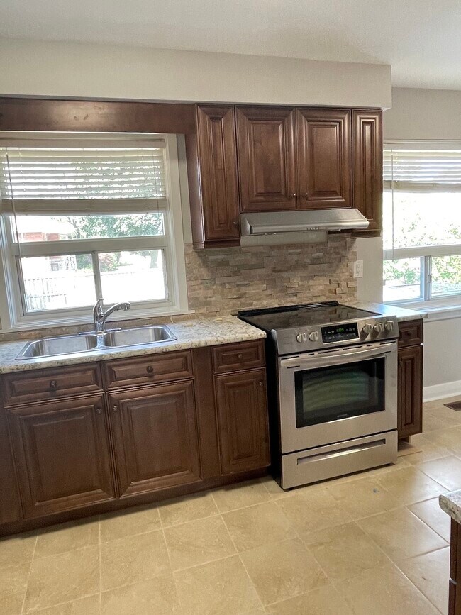 Photo du bâtiment - Spacious 3 Bedroom on East Mountain