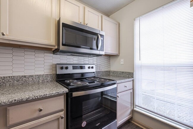Building Photo - Eastpointe Lakes Apartments and Townhomes