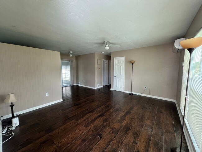 Building Photo - $1,350 ** Annual Lease ** 2 Bedroom / 1 Ba...