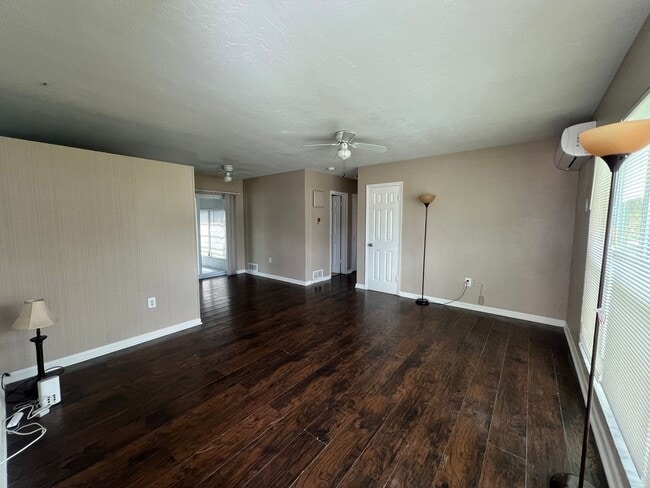 Foto del edificio - $1,450 ** Annual Lease ** 2 Bedroom / 1 Ba...