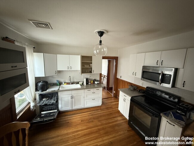 Building Photo - 68 Belden St