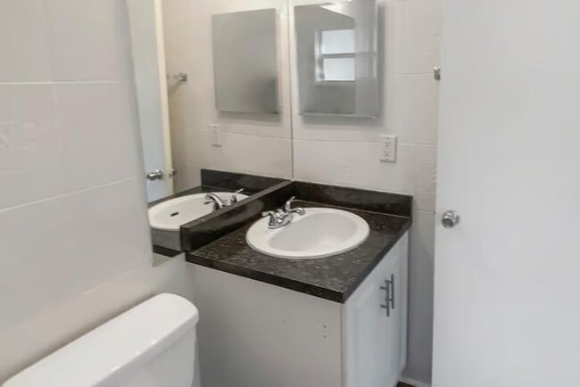 Foto del edificio - 1738 Taylor Lake Pl