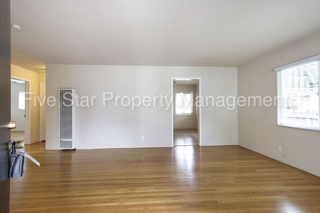 Building Photo - 479 Waverley St