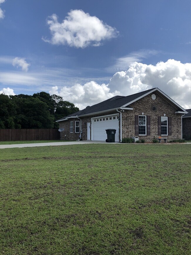 Foto del edificio - Spacious and Charming 3-Bedroom Home - Ludowici, GA