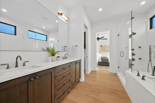 Foto del edificio - 5512 Shoalwood Ave