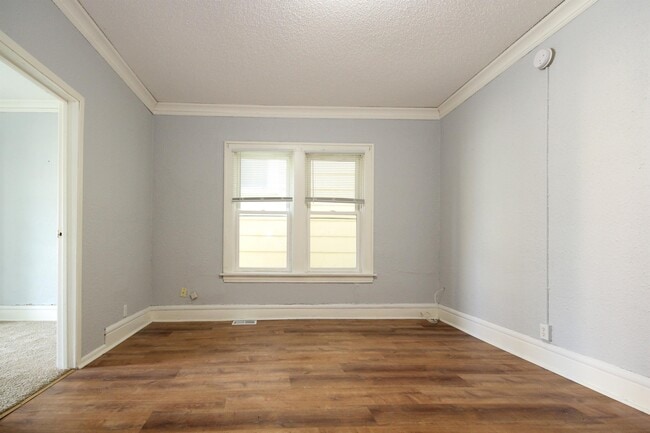 Building Photo - 580 Thomas Ave W