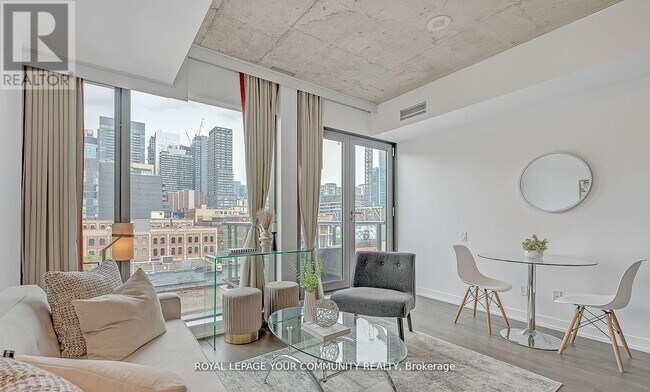 Photo du bâtiment - 560-560 King St W