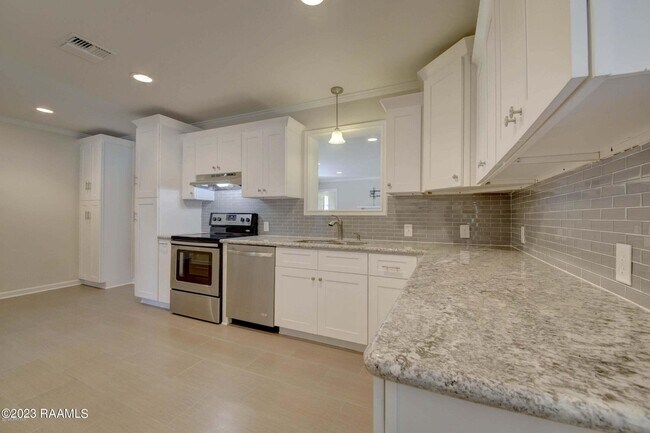 Building Photo - 106 John Wayne Dr