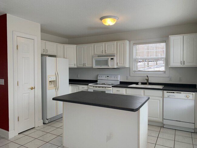 Building Photo - * RE-RENTAL AVAILABLE ON 8/17/26 * 3 Bedroom 2.5 Bath End Unit Townhouse